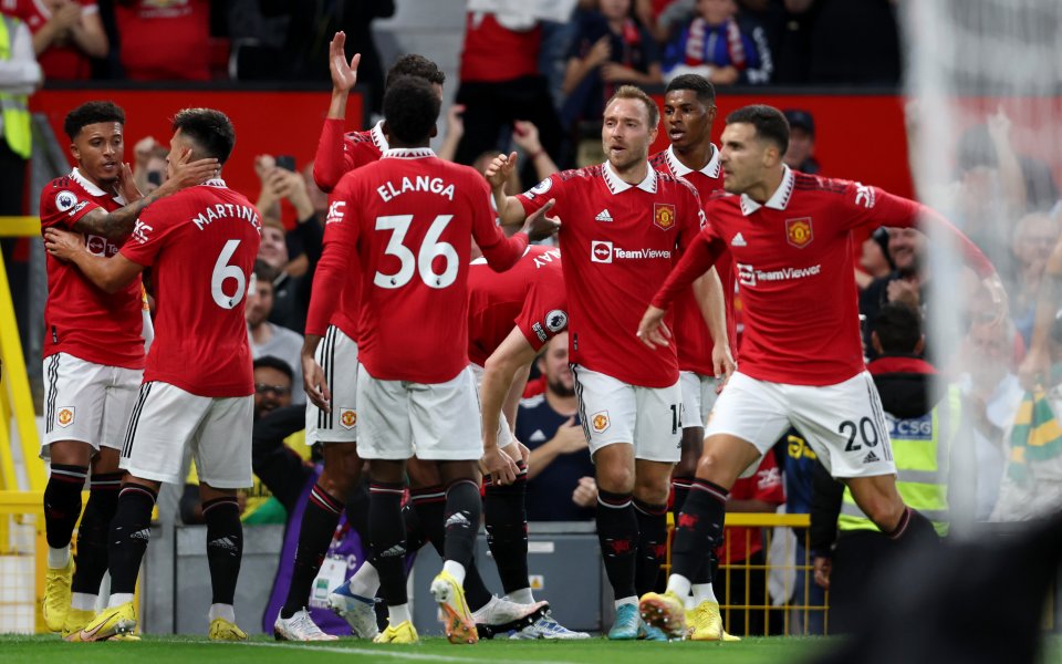 Отборите на Манчестър Юнайтед и Ливърпул играят при  в най-големия