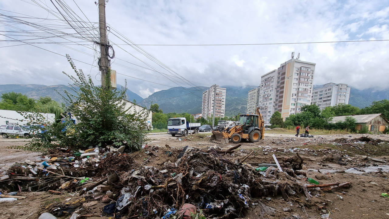 <p>Частичното бедствено положение в Карлово продължава да бъде в сила. Екипи на Регионална дирекция &quot;Пожарна безопасност и защита на населението&quot; - Пловдив, община Карлово, &bdquo;Аварийна помощ и превенция&rdquo; към Столичната община и десетки доброволци разчистват най-засегнатата част в града - югоизточните квартали.&nbsp;Водата е причинила щети в частни имоти, в общинската и държавната инфраструктура.</p>