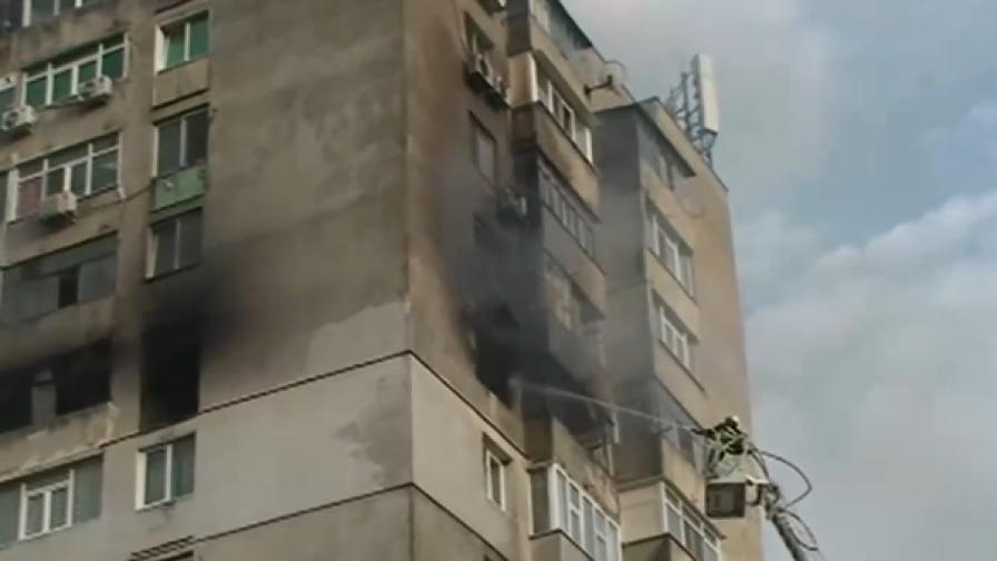 Голям пожар в жилищен блок в Шумен, загина жена