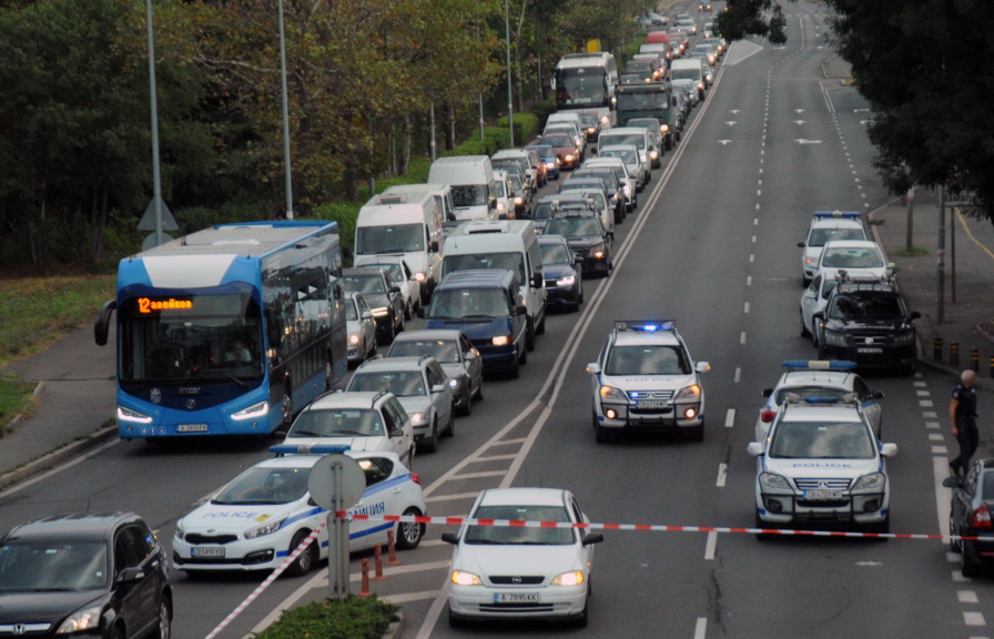 <p>Гонка с автобус с мигранти в Бургас, двама полицаи са загинали</p>