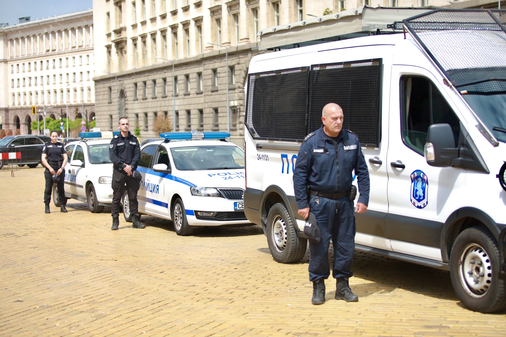 <p>Точно в 13:00 часа служителите на МВР в цялата страна почетоха с едноминутно мълчание паметта на загиналите полицаи и Атанас Градев и Йордан Илиев. Пред сградите на Българската народна банка и Столичната пожарна екипи на МВР застанаха мирно до автомобилите си и включиха звукови и сигнални сирени в знак на почит.</p>