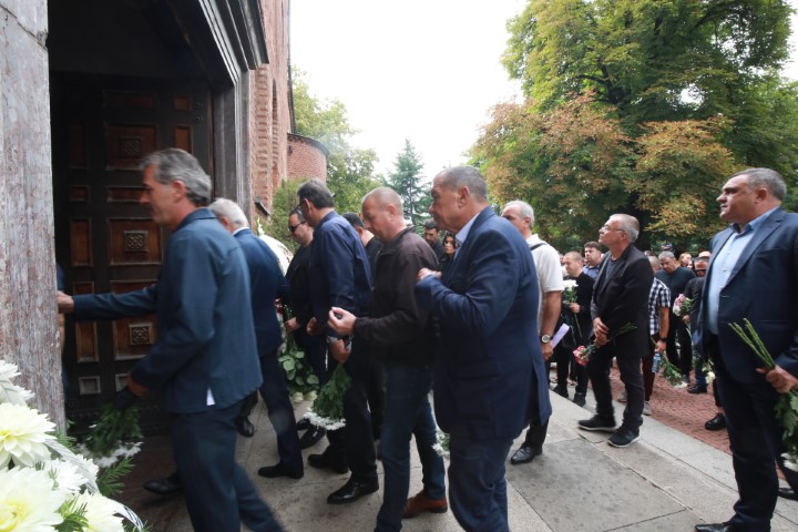 <p>Изпращат Камен Костадинов от ДПС в последния му земен път</p>