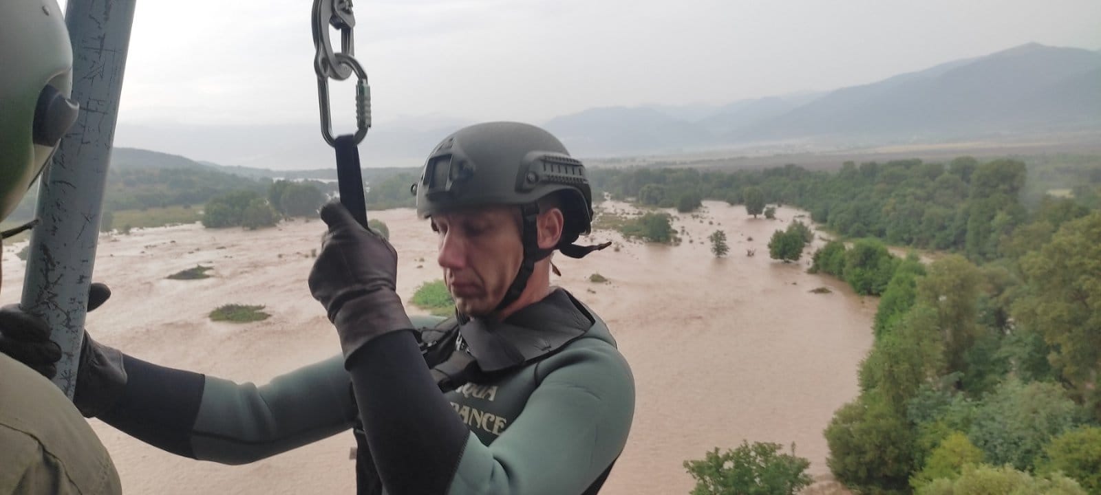 <p>Министерството на отбраната разпространи кадри, направени от въздуха от хеликоптер &bdquo;Кугар&ldquo; на ВВС по време на спасителните дейности над региона на наводнението в Карловско</p>