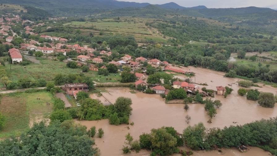 Министерството на отбраната разпространи кадри, направени от въздуха от хеликоптер „Кугар“ на ВВС по време на спасителните дейности над региона на наводнението в Карловско