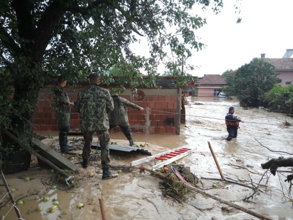 Кметове и жители на селата пострадали от наводнението в Карловско