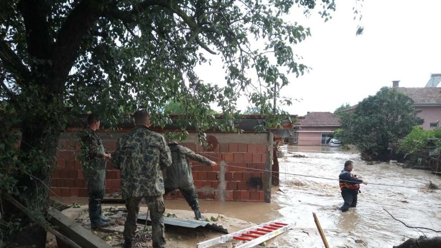 Над 150 военни се включват в битката с щетите от наводнението в Карловско