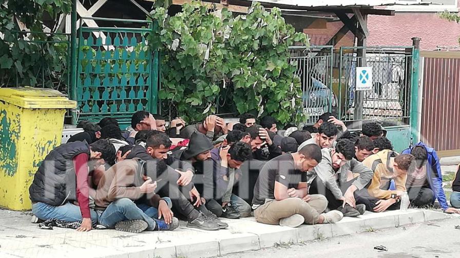  Бус с 40 емигранти катастрофира след гонка с полицията 