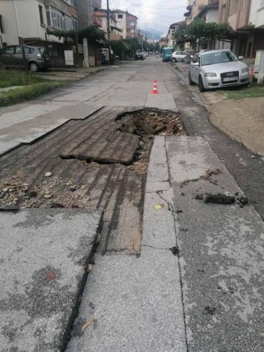 След силния дъжд в Петрич Отнесен асфалт и блокирани улици