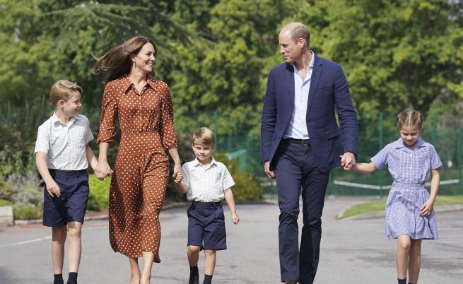 За ръка с мама и тате: Децата на принц Уилям и Кейт отиват в ново училище  (СНИМКИ)