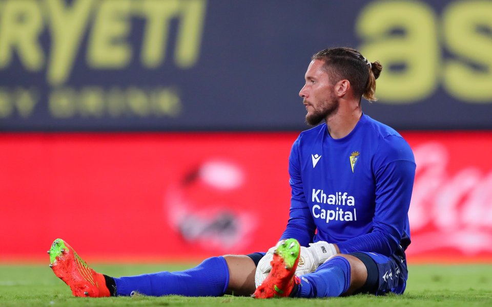 Jeremías Ledesma, Cádiz goalkeeper, runs with a defibrillator in hand