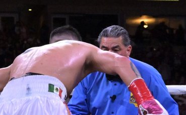 Реферът на боксовия сблъсък между мексиканеца Марио Агилар и Брандън