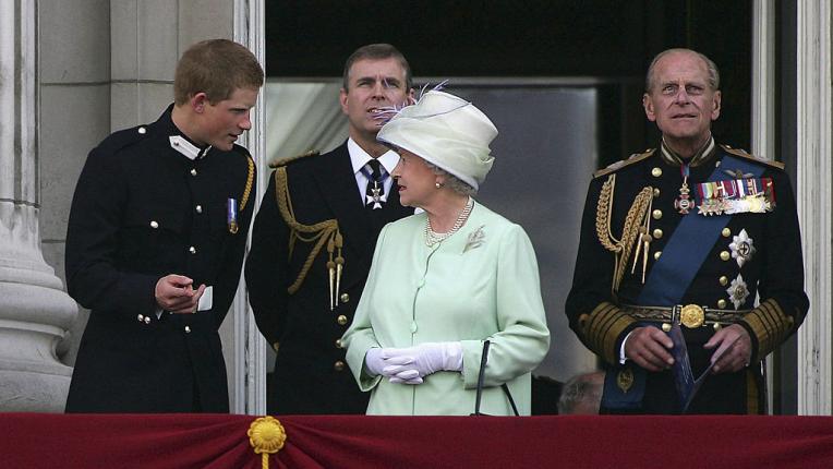 Най-милите моменти на принц Хари и кралица Елизабет