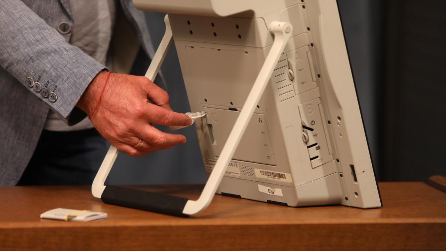 ЦИК представи компонентите на машината за гласуване на изборите и обясни как работи тя