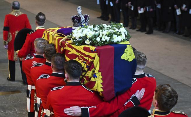 Кралица Елизабет II ще бъде погребана в замъка Уиндзор до съпруга си принц Филип