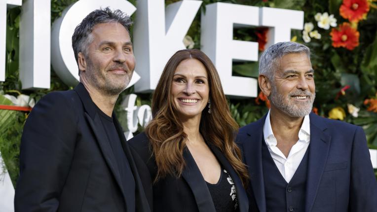  Джулия Робъртс и Джордж Клуни на премиерата на „ Билет до парадайса “ 