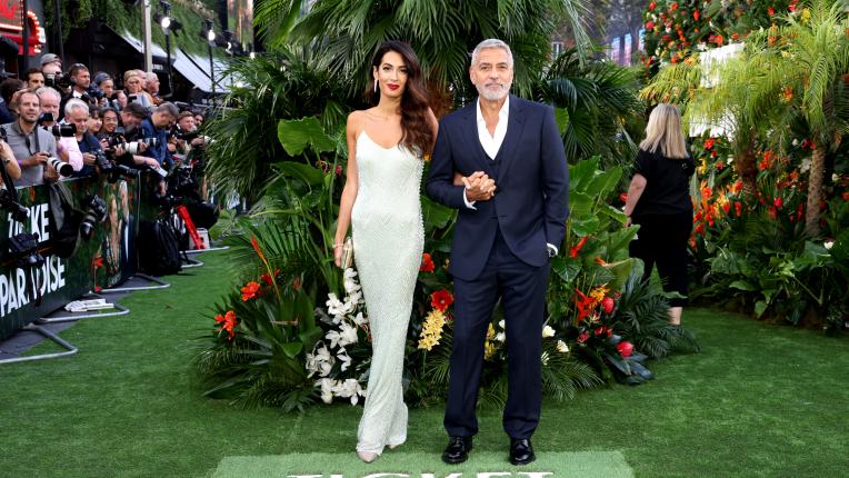 Изящната Амал Клуни на премиерата на „Билет до рая“