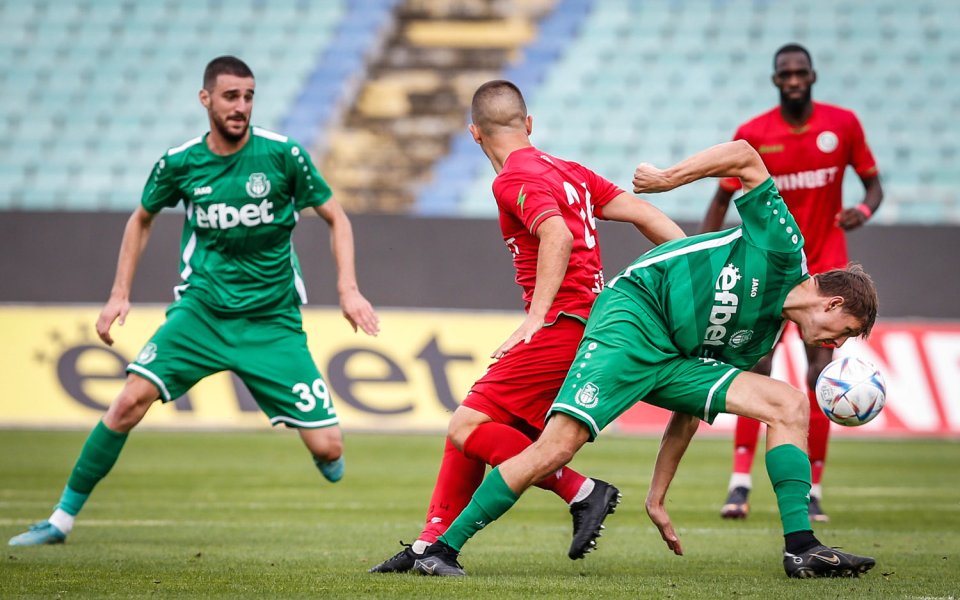 Хебър привлече в редиците си 27-годишния испански полузащитник Алекс Серано. Той