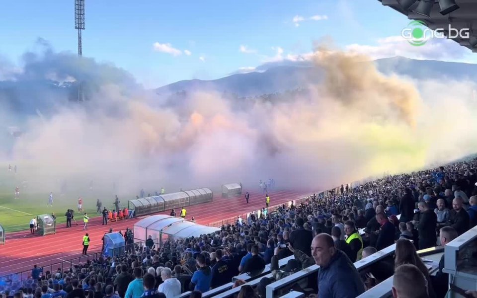 В средата на втората част, при резултат 0:0 между Левски