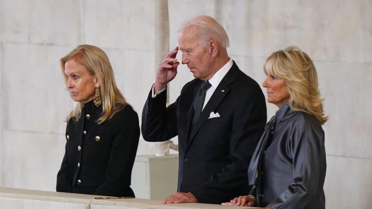  Джил и Джо Байдън отдадоха чест на кралица Елизабет II 