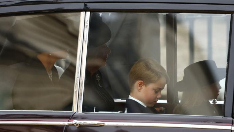  Принц Джордж и принцеса Шарлот на погребението на кралица Елизабет 