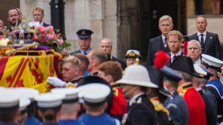  Принц Уилям и Хари още веднъж дружно на погребението на кралицата 