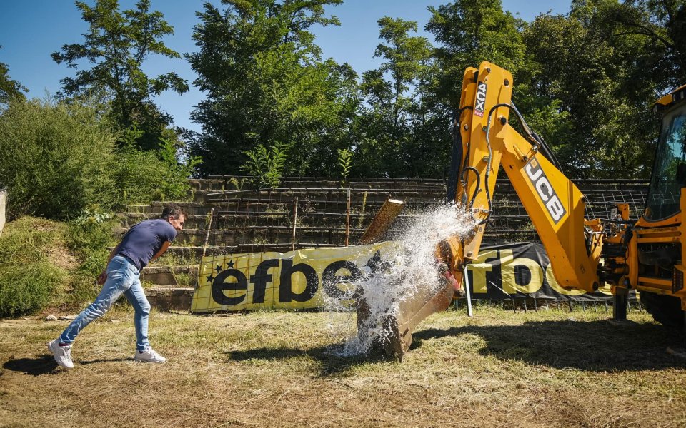 Хебър даде старт на ремонтни дейности за изграждането на стадион