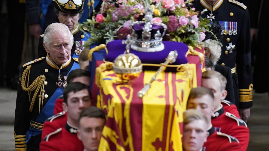 10 дни траур за кралицата и погребение: Какво не видяхме (СНИМКИ)