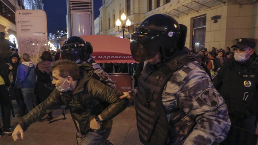 Близо 900 задържани в Русия при протести...