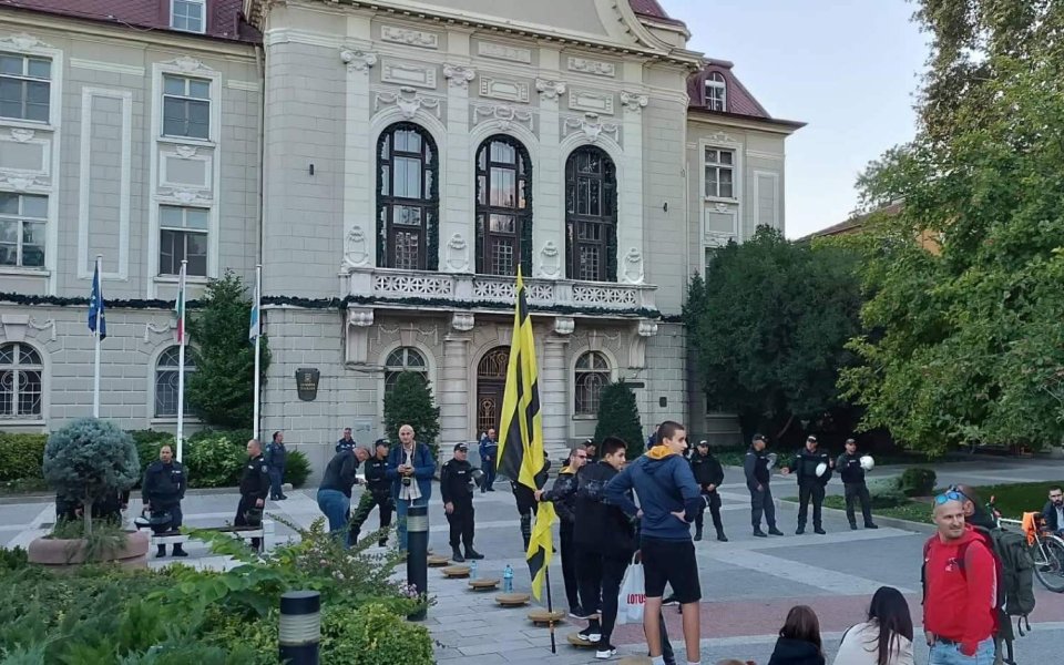 Вяло и малобройно мина протестът на феновете на Ботев Пловдив