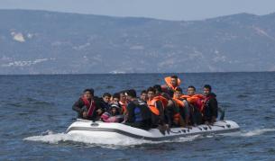 12-годишно дете загина, след като трафикант изхвърли 37 мигранти от лодка край Гърция