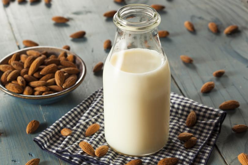 <p><strong>Ядкови млека</strong></p>

<p>Количеството ядки в ядковото мляко варира (някои имат само 2% ядки) и като цяло съдържанието на протеин е ниско. Ядковите млека също са ниско енергийни (в сравнение със соевото или млечното мляко). Някои ядкови млека са подсладени, а други не съдържат калций.&nbsp;</p>