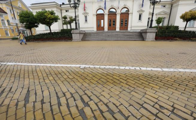 Орлин Павлов сподели снимка на дядо си и жълтите павета в София през 1942 г.