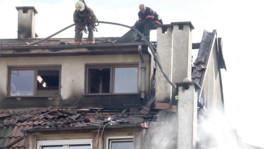 Пожар горя в жилищна сграда в София (СНИМКИ/ВИДЕО)