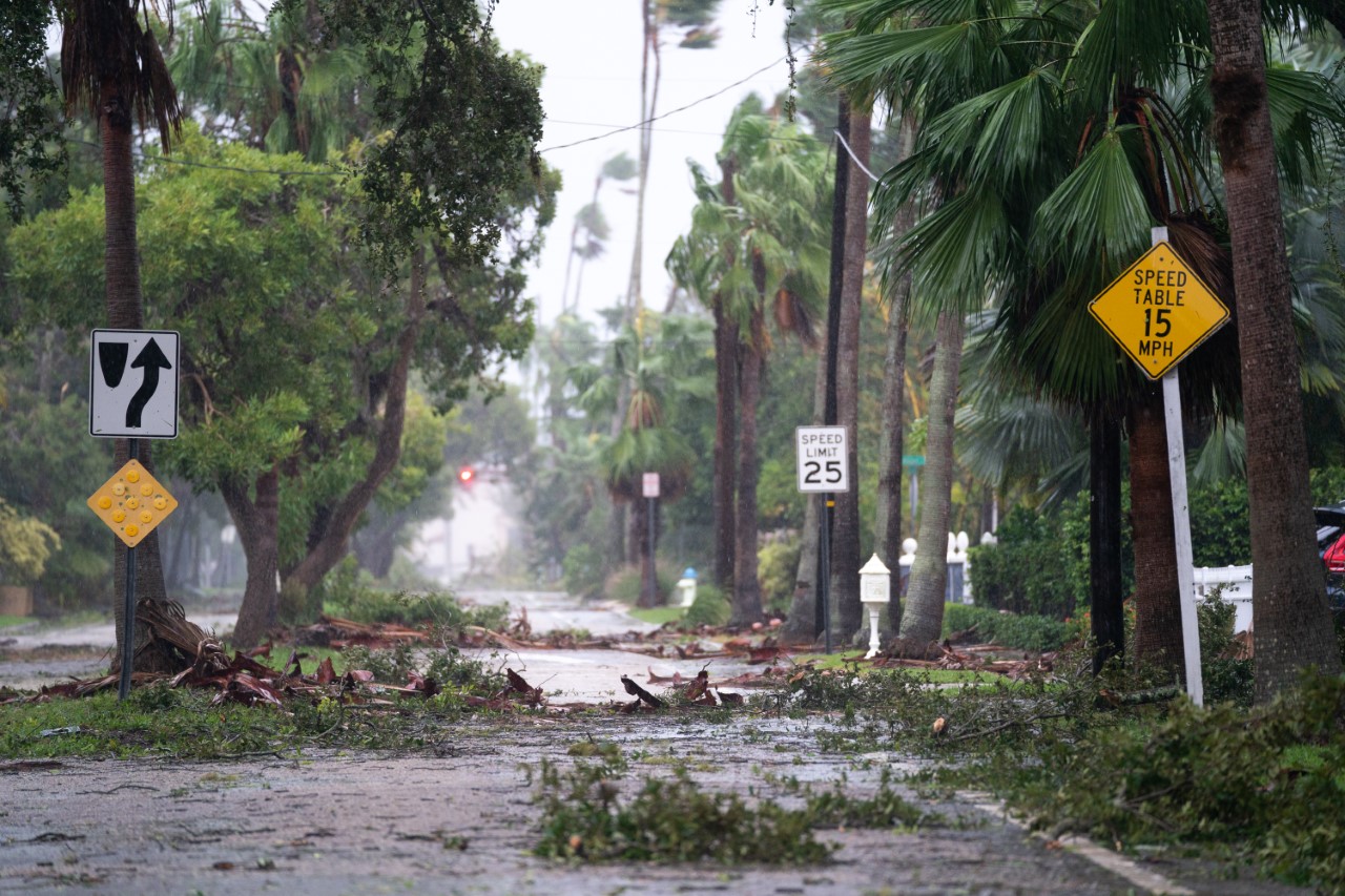 <p>Мощният ураган &quot;Иън&quot; &quot;помете&quot; Флорида - бурните ветрове и поройните дъждове предизвикаха вече &quot;катастрофални&quot; наводнения и мащабни прекъсвания на електроснабдяването</p>