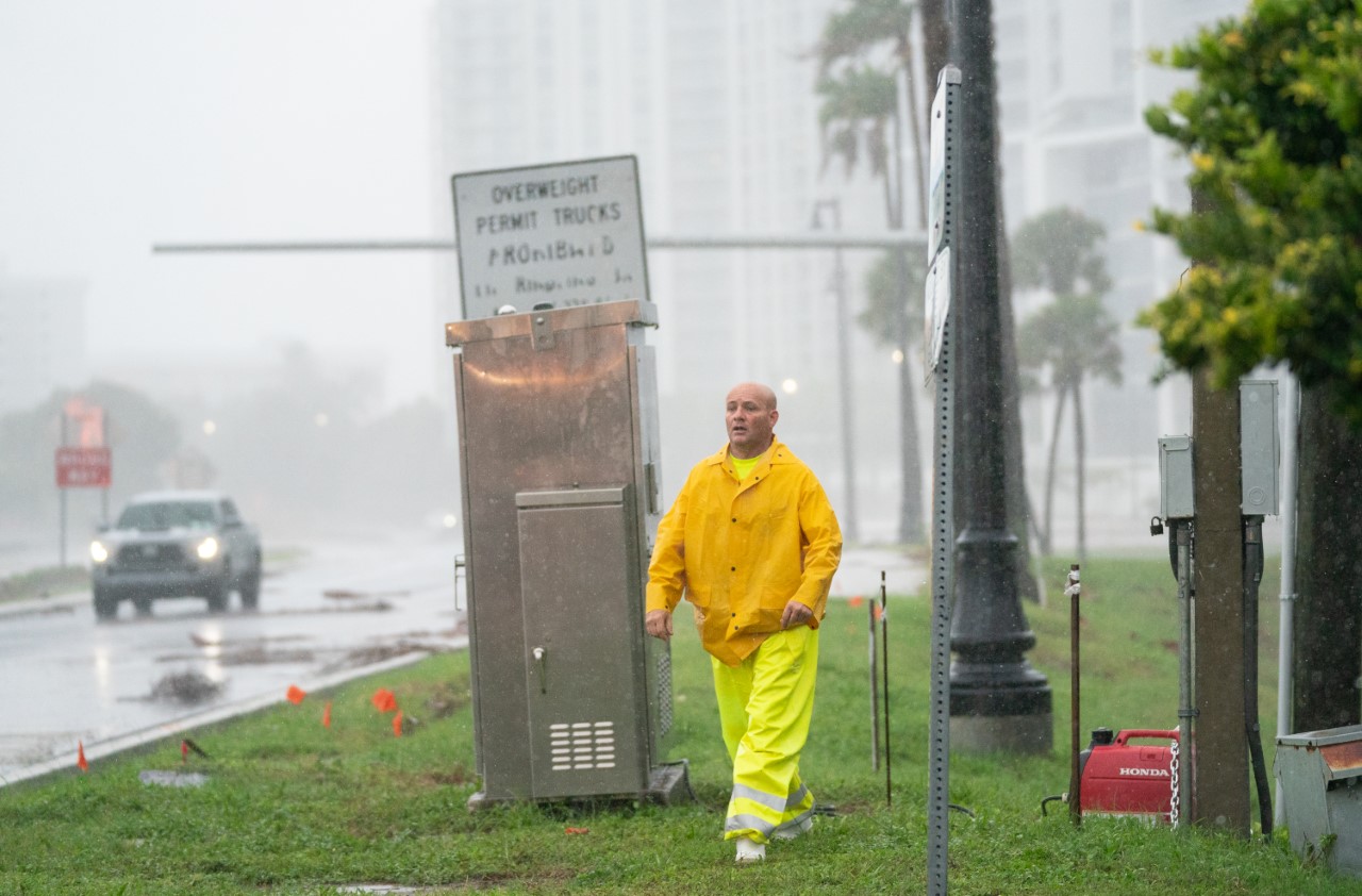 <p>Мощният ураган &quot;Иън&quot; &quot;помете&quot; Флорида - бурните ветрове и поройните дъждове предизвикаха вече &quot;катастрофални&quot; наводнения и мащабни прекъсвания на електроснабдяването</p>