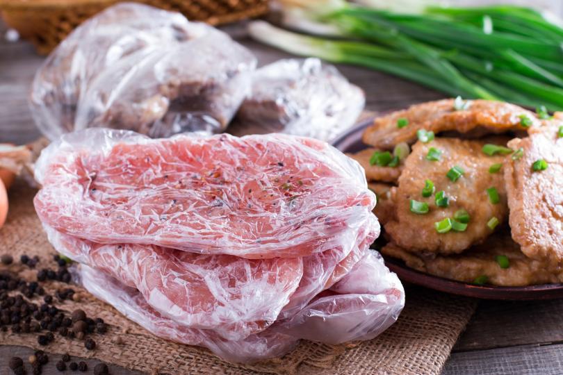 <p><strong>Замразено месо</strong></p>

<p>Дори да размразявате замразеното месо, то ще започне да се готви в един момент. А това ще наруши мулекулите и ще загубите полезните вещества в продукта.</p>