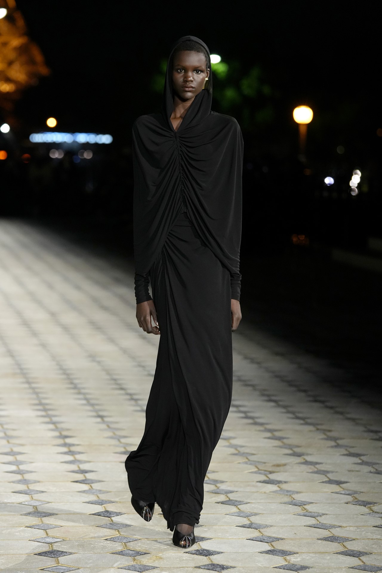 Френската модна къща "Ив Сен Лоран" организира дефиле на открит подиум, озарен от светещата Айфелова кула, за да представи колекция от елегантни вечерни облекла на дизайнера Антъни Вакарело