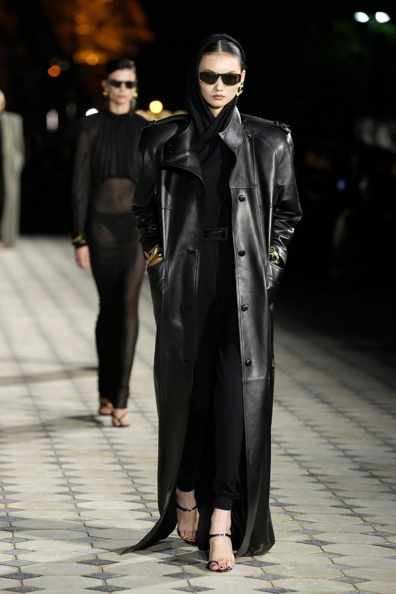 Френската модна къща "Ив Сен Лоран" организира дефиле на открит подиум, озарен от светещата Айфелова кула, за да представи колекция от елегантни вечерни облекла на дизайнера Антъни Вакарело