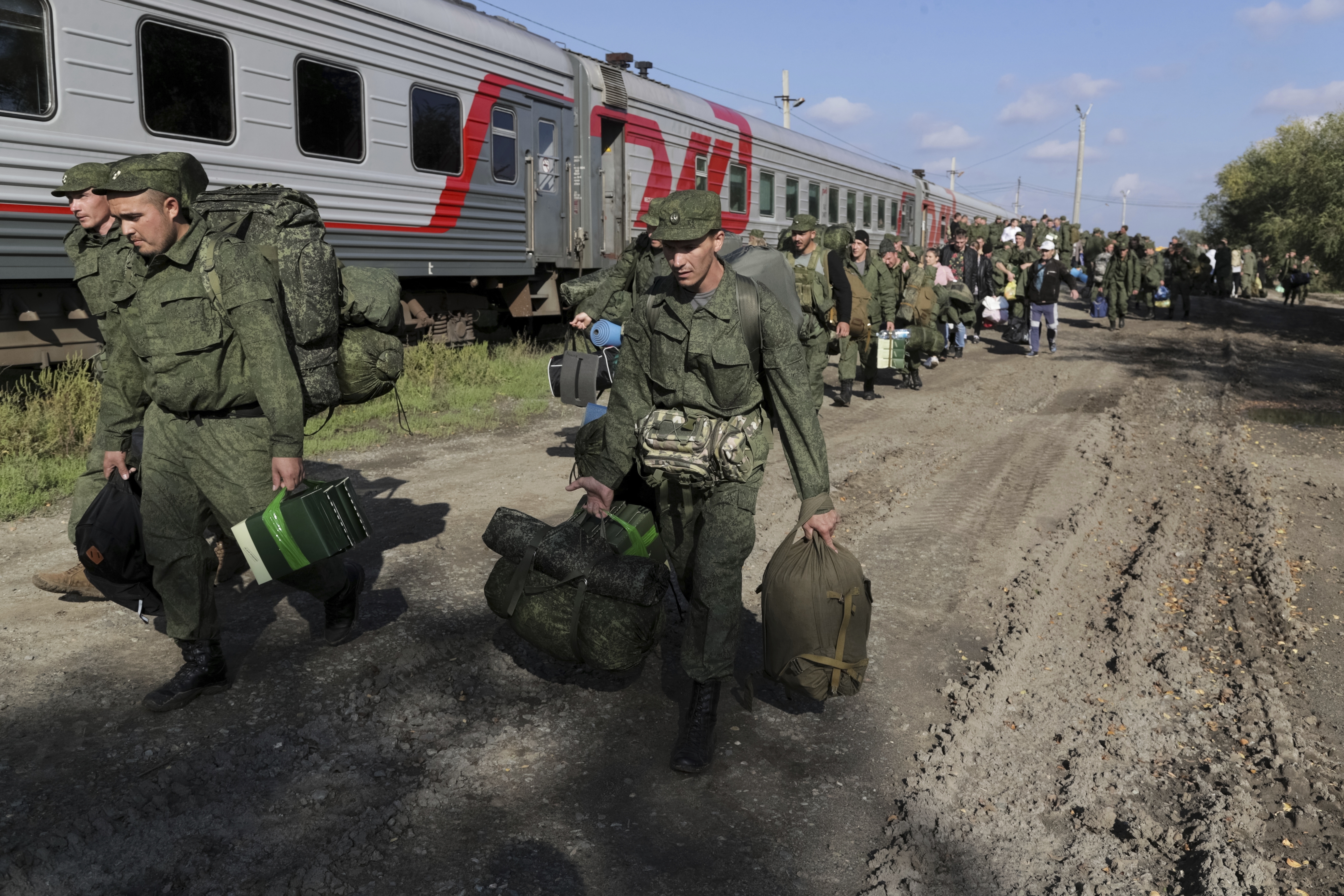 <p>На 21 септември Путин обяви частична военна мобилизация в Русия. След указа на президента някои руснаци решиха да напуснат страната, но други останаха. Вижте как част от тези, които са мобилизирани, бяха изпратени от своите близки.</p>