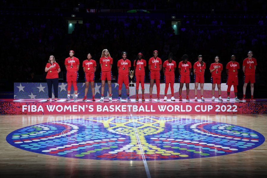Награждаването на националния отбор по баскетбол на САЩ за жени1