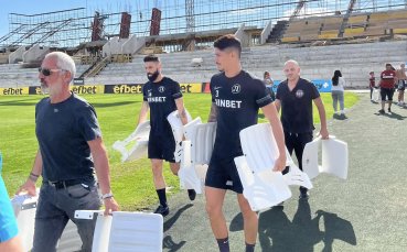 Фенове футболисти и треньори на Локомотив Пловдив помогнаха на работниците