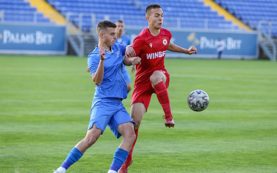 Дублиращите тимове на Левски и ЦСКА играят при резултат 0:1 в
