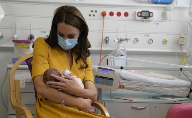 Кейт Мидълтън раздаде прегръдки на новородени в Кралската окръжна болница (СНИМКИ/ВИДЕО)