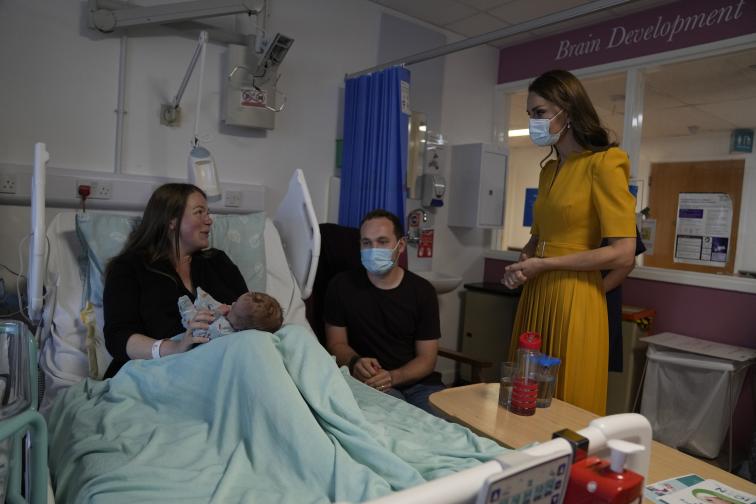 Прегръдки с Кейт Принцесата посети родилното отделение в Кралската окръжна