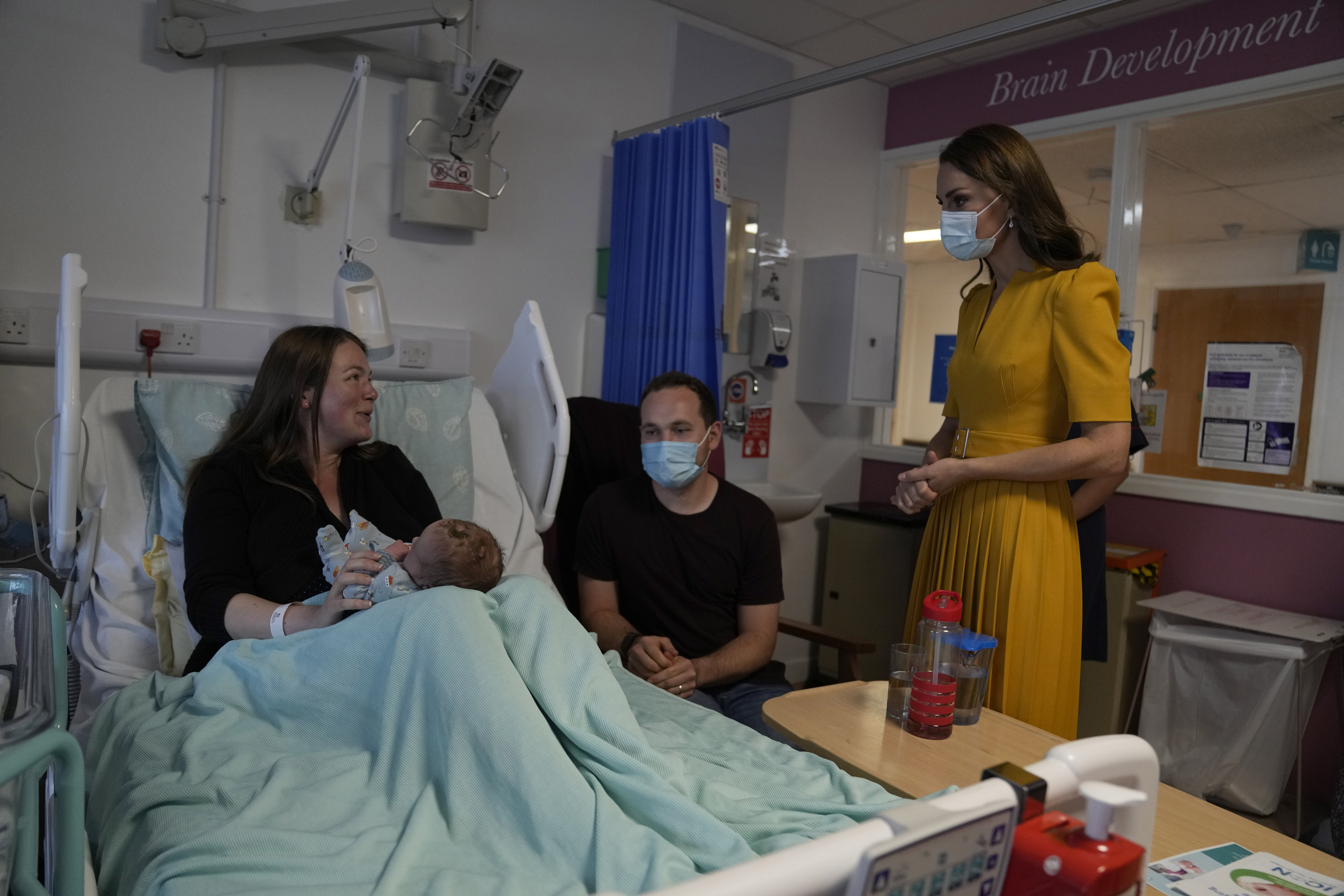 <p>Прегръдки с Кейт: Принцесата посети родилното отделение в Кралската окръжна болница</p>