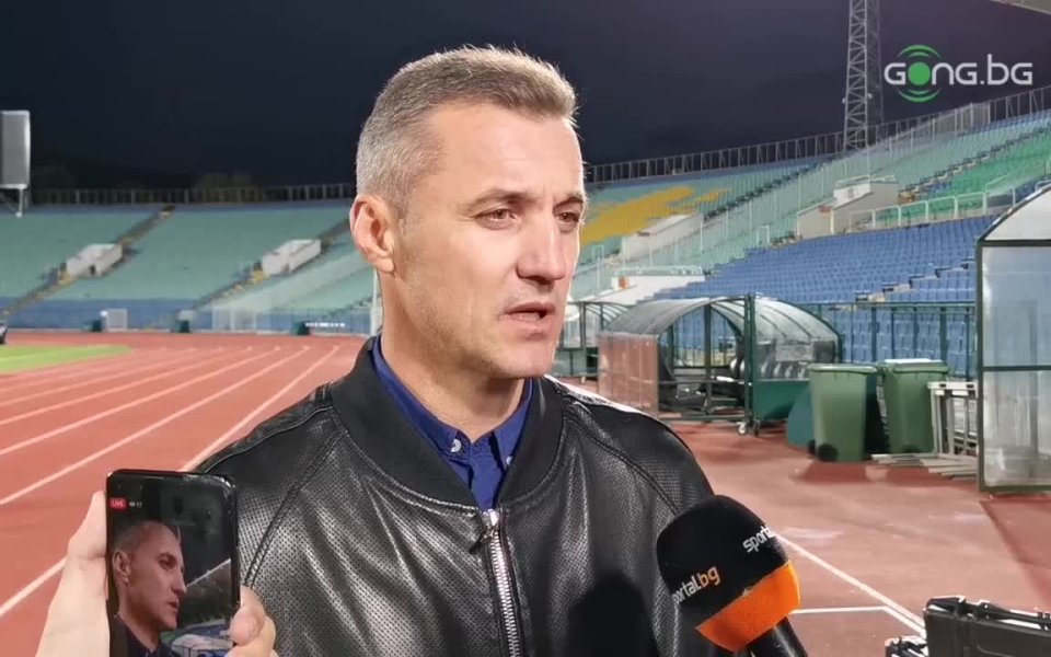 Треньорът на Локомотив София - Станислав Генчев, говори пред медиите