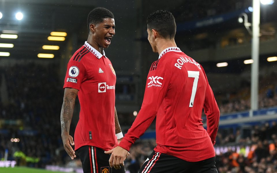 Евертън и Манчестър Юнайтед играят при резултат 1:2 в дуел от