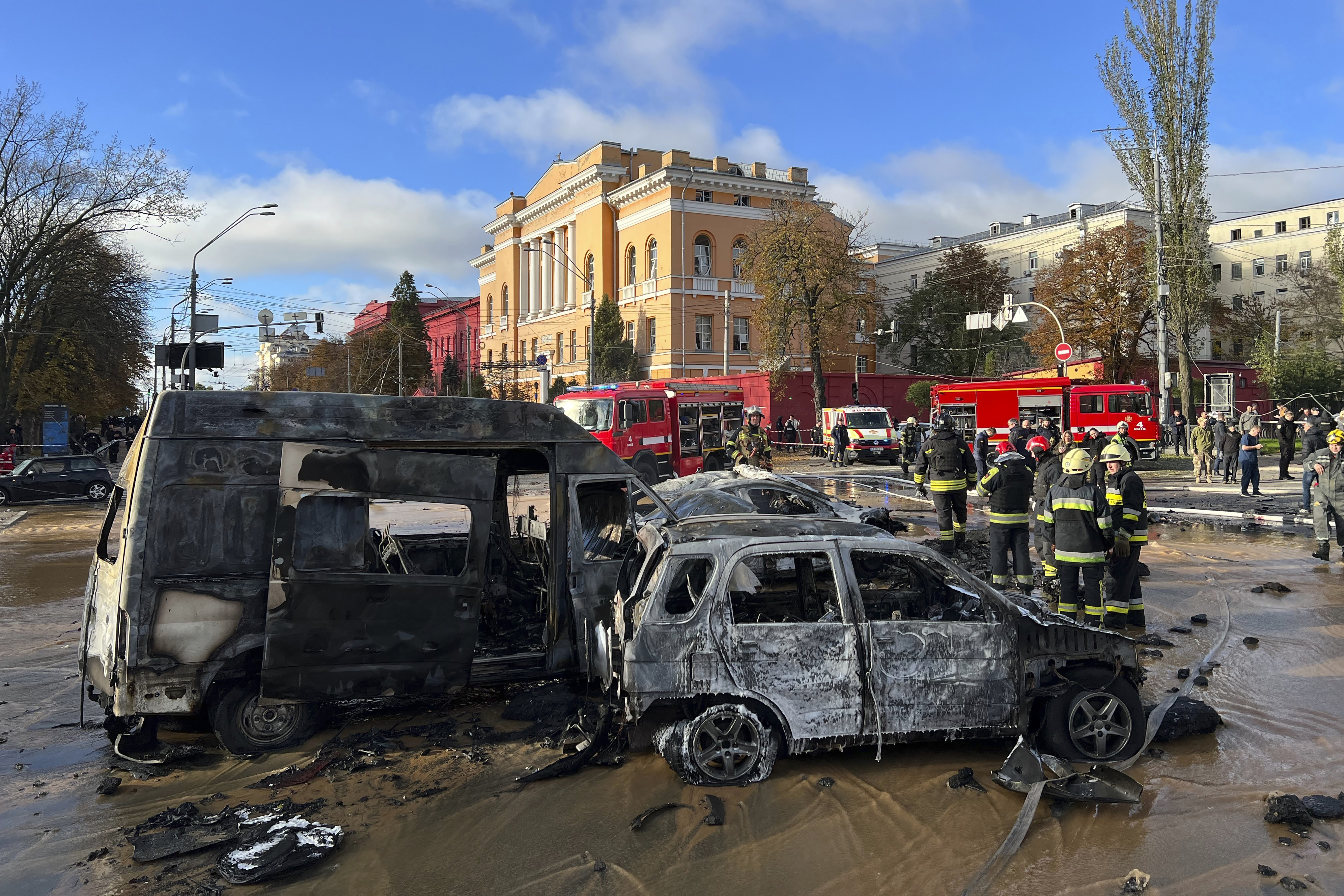 <p>Взривове разтърсиха Киев след месеци на относително спокойствие в украинската столица. Кметът на Киев Виталий Кличко съобщи за взривове в централния градски район Шевченковски. Той призова съгражданите си да потърсят убежище заради руския ракетен обстрел срещу центъра на града</p>