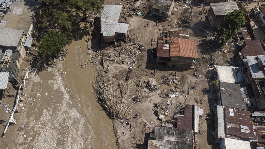 Нарасна броят на жертвите на наводненията и свлачищата във Венецуела