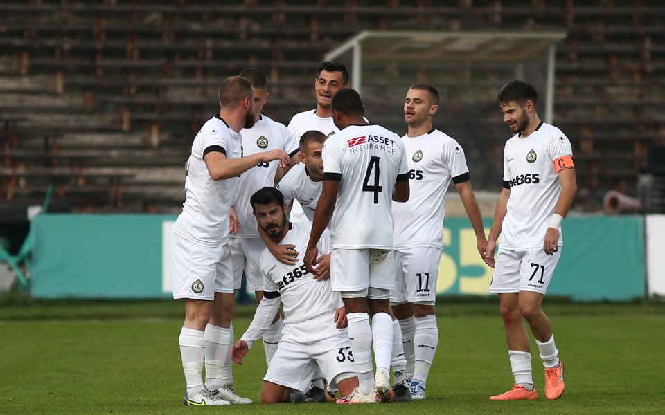 Славия и Левски играят при  в отложен мач от 3-ия